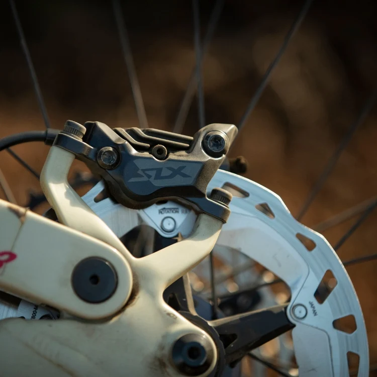 4-tłoczkowy zacisk hamulca tarczowego SHIMANO SLX M7120